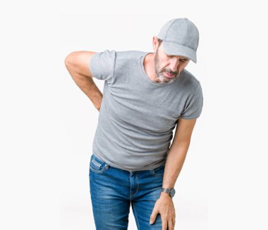 Yakışıklı orta yaş ağarmış kıdemli giyiyor spor kap üzerinde izole adam arka plan geri el ile kas ağrısı dokunmadan acı sırt ağrısı,