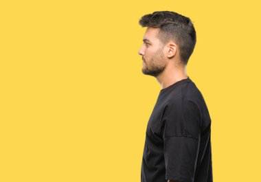 Yakışıklı delikanlı izole arka tarafına, seyir üzerinde dinlenmek doğal yüz emin gülümseme ile pozuyla profili.