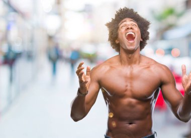 Afro Amerikalı gömleksiz adam çıplak vücut üzerinde gösterilen arka plan deli izole ve deli bağırarak ve agresif ifade ve silah kaldırdı bağırıyor. Hayal kırıklığı kavramı.