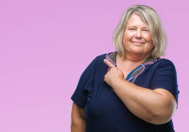 Kıdemli artı beyaz kadın yüzünden arka plan neşeli bir gülümseme ile el ve parmak kadar mutlu ve doğal ifade kameraya bakarak yüzünde yanında işaret yüz ile izole boyutu.