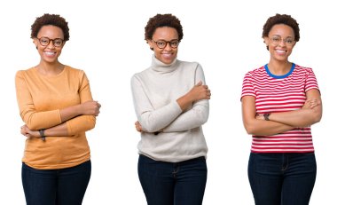 Afro saçlı ile gülümseyen bardakları mutlu yüz giyen genç Afro-Amerikan kadın silah kameraya bakarak geçti. Olumlu bir kişi.