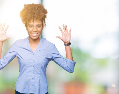 Güzel genç Afro-Amerikan iş kadını gösterilen ve parmakları ile işaret izole arka plan üzerinde kendinden emin ve mutlu gülümseyerek süre on numara.