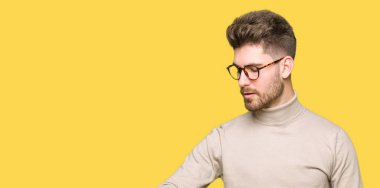 Kol saati, rahat ve kendinden emin zamanında kontrol gözlüklü genç yakışıklı iş adamı