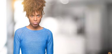 İzole arka plan güzel genç Afro-Amerikan kadın depresif ve kızgın ve korkmuş ağlıyor sıkıntı için endişeleniyorum. Üzgün ifade.