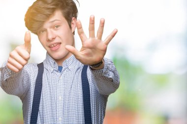 Mavi gömlek giymiş genç yakışıklı adam 