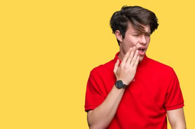 Diş ağrısı veya dişlerde dişlerle ilgili hastalık nedeniyle ağız acı ifadesi ile el ile dokunmak izole arka plan üzerinde kırmızı t-shirt giyen genç yakışıklı adam. Diş hekimi kavramı.
