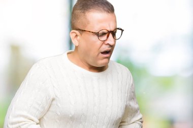 Orta yaş Arap adam üzerinde gözlük takan izole mide üzerinde el ile arka plan çünkü hazımsızlık, ağrılı hastalık hasta hissediyor. Ağrısı kavramı.