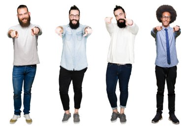 Kolaj bir grup genç adam beyaz izole içinde sen ve kameraya gülümseyen pozitif ve neşeli parmaklarıyla işaret arka plan
