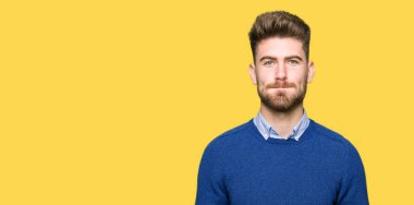 Genç yakışıklı bussines adam komik surat ile yanakları şişirme. Ağız ile hava, deli ifade şişirilmiş.