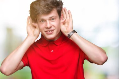 Her ikisi de dinliyoruz izole arka plan üzerinde kırmızı t-shirt giyen genç yakışıklı adam kulak jest, dedikodu için meraklı eller. İşitme sorunu, sağır