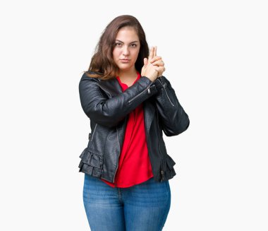 Artı boyutu genç kadın güzel üzerinde bir moda deri ceket giyen el hareketi ile sembolik silah tutan, çekim silah, kızgın yüz öldürme oynarken arka plan izole