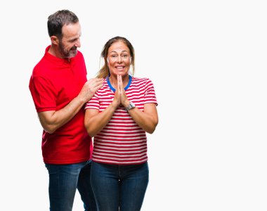 Orta yaş İspanyol çift birlikte AF emin gülümseyen için soran ellerle dua izole arka plan üzerinde aşık.