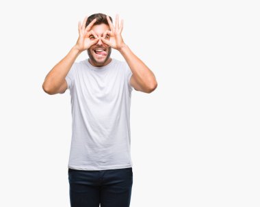 Yakışıklı delikanlı, dilini parmaklarının arasından baktığını yapışmasını dürbün gibi ok jest yapıyor izole arka plan üzerinde. Deli ifade.