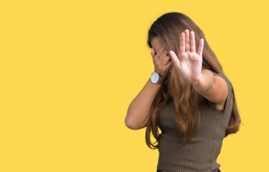 Genç güzel esmer kadın izole elleriyle gözlerini kapsayan arka plan ve stop jest ile acı ve korku ifadesi. Utandım ve negatif kavramı.