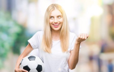 Duygu tezahürat futbol topu gurur çığlık ve zafer ve başarı çok heyecanlı, kutluyor izole arka plan üzerinde tutan genç güzel sarışın kadın