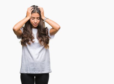 Genç güzel Arap kadın izole arka plan çünkü umutsuz ve stresli baş ağrısı acı yüzünden acı ve migren. Ellerini kafasına.