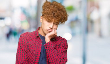 Düşünme arıyorum bir ceket giyen afro saçlı Genç yakışıklı öğrenci adam yorgun ve sıkılmış çapraz silah depresyon sorunları ile.