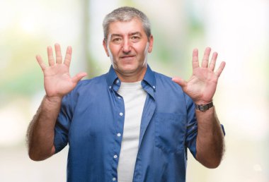 Yakışıklı komuta sizde gösterilen ve parmakları ile işaret izole arka plan üzerinde kendinden emin ve mutlu gülümseyerek süre on numara.