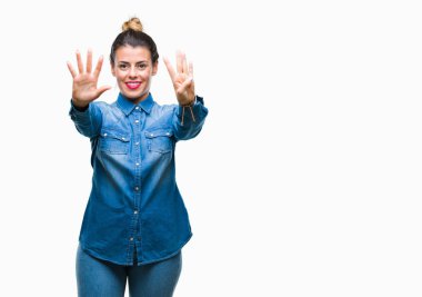 Genç güzel kadın gösterilen ve parmakları ile işaret izole arka plan üzerinde numara 9 kendinden emin ve mutlu gülümseyerek süre.