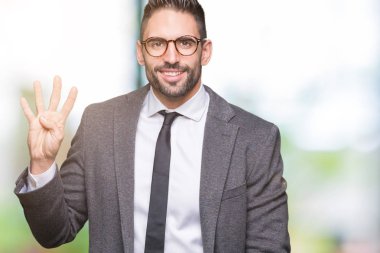 Genç yakışıklı iş adamı gösterilen ve parmakları ile işaret izole arka plan üzerinde dört kendinden emin ve mutlu gülümseyerek iken numara.
