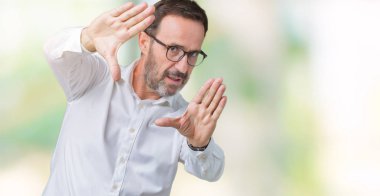 Yakışıklı orta yaş zarif üst düzey iş adam gözlük izole üzerinde çerçeve kullanarak el avuç içi ve parmaklar, kamera perspektif yapıyor gülen arka plan