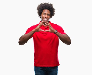 Kalp simgesi ve elleriyle şekil gösterilen aşık gülümseyen izole arka plan üzerinde Afro Amerikalı adam. Romantik kavramı.