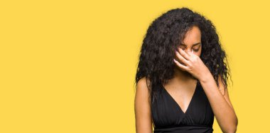 Kıvırcık saçlı moda etek giyen genç güzel kız sürtünme burun ve göz yorgunluğu ve baş ağrısı duygu yorgun. Stres ve hayal kırıklığı kavramı.