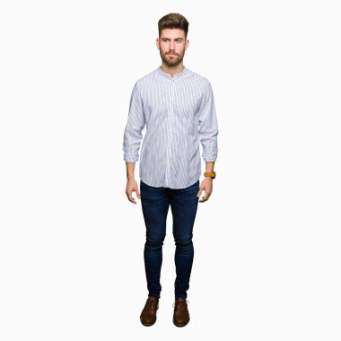 Yakışıklı delikanlı görünümlü yan ve dik dik bakma uzağa düşünce gülümseyen.