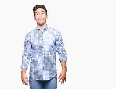 Genç yakışıklı iş adamı izole arka plan yapma balık yüzüne dudaklı, çılgın ve komik bir jest. Komik ifade.