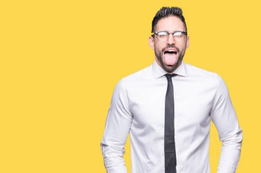 Genç yakışıklı iş adam gözlük dilini izole arka plan üzerinde mutlu komik ifade ile dışarı. Duygu kavramı.