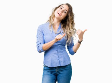 Güzel genç sarışın iş kadını izole arka plan üzerinde emin gülümseyen arkasından el ve kadar başparmak ile işaret