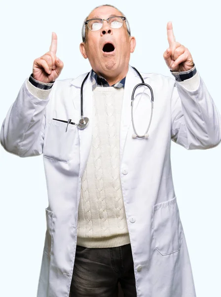 Handsome Senior Doctor Man Wearing Medical Coat Amazed Surprised Looking — Stock Photo, Image