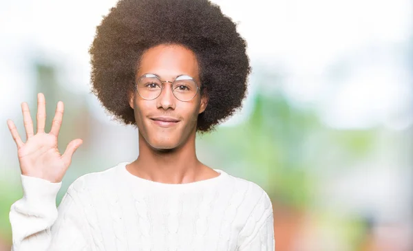 Americký Mladík Afro Vlasy Nosí Brýle Zobrazující Ukázal Prsty Číslo — Stock fotografie