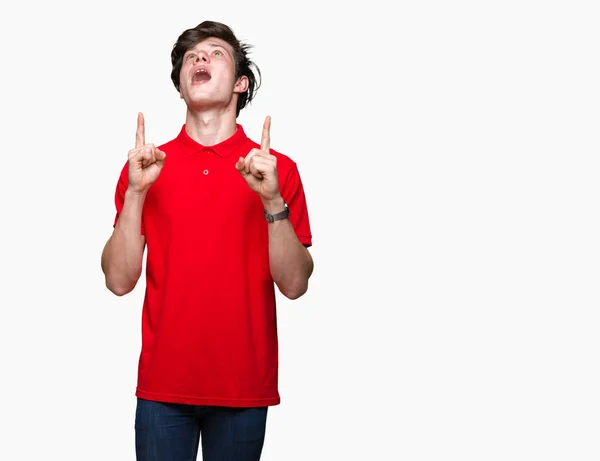 Jonge Knappe Man Met Rode Shirt Geïsoleerde Achtergrond Verbaasd Verrast — Stockfoto
