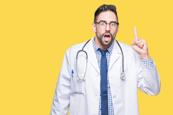 Pohledný Mladý Lékař Muž Nad Izolované Pozadí Ukazující Prst Úspěšným — Stock fotografie