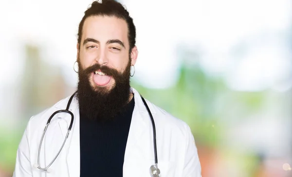 Dokter Dengan Rambut Panjang Memakai Mantel Medis Dan Stetoskop Menjulurkan — Stok Foto