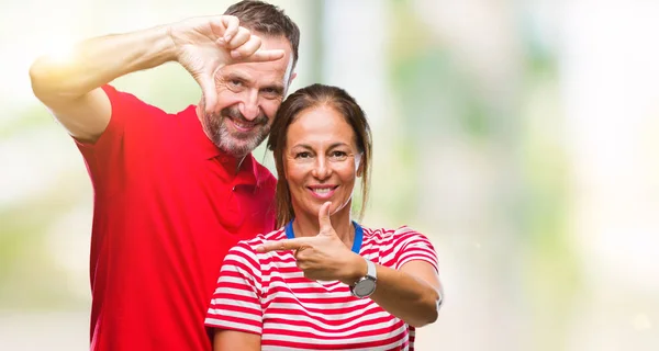 Orta Yaş Spanyol Çift Elle Yapma Çerçeve Parmakları Ile Mutlu — Stok fotoğraf
