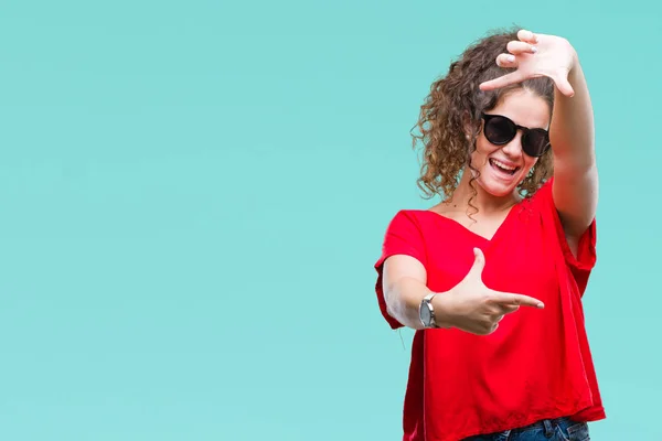 Hermosa Morena Pelo Rizado Joven Con Gafas Sol Sobre Fondo — Foto de Stock