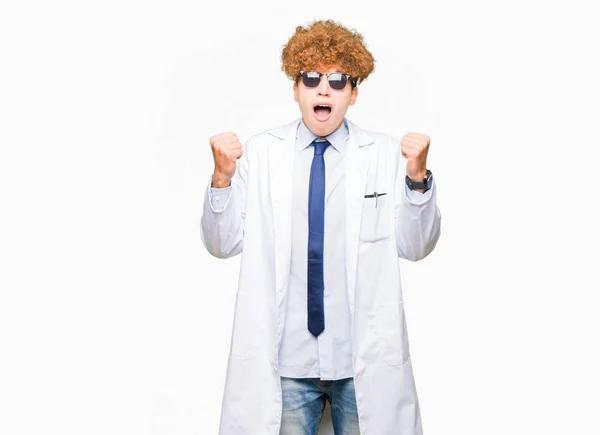 Mladý Pohledný Vědec Muž Profesionální Kabát Brýle Slaví Překvapil Ohromilo — Stock fotografie