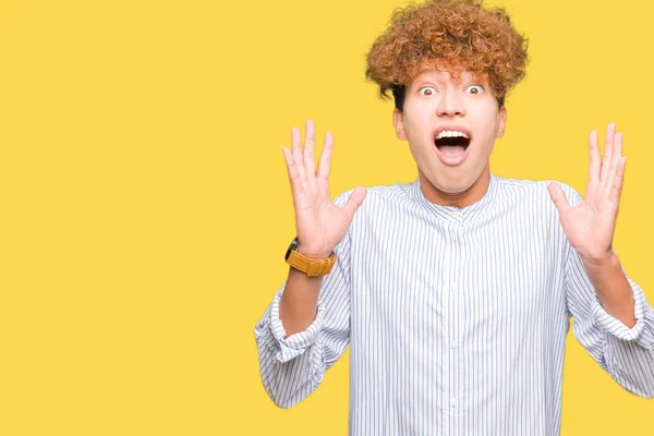 Jovem Homem Negócios Bonito Com Cabelo Afro Vestindo Camisa Elegante — Fotografia de Stock