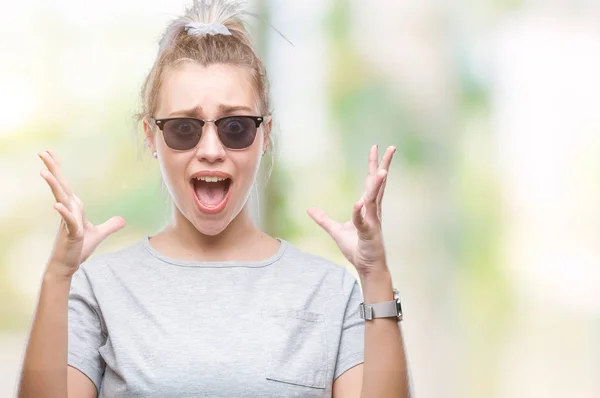 Giovane Donna Bionda Indossa Occhiali Sole Sfondo Isolato Celebrando Pazzo — Foto Stock