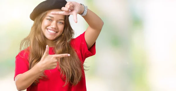 Junge Schöne Brünette Modefrau Trägt Rotes Shirt Und Schwarzes Baskenmütze — Stockfoto