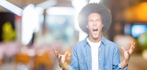 Jovem Afro Americano Com Cabelos Afro Loucos Loucos Gritando Gritando — Fotografia de Stock