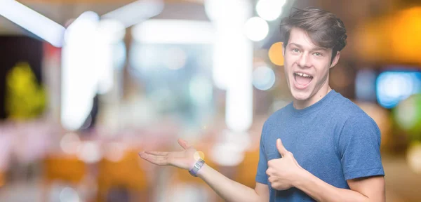 Jovem Bonito Homem Vestindo Azul Shirt Sobre Isolado Fundo Mostrando — Fotografia de Stock