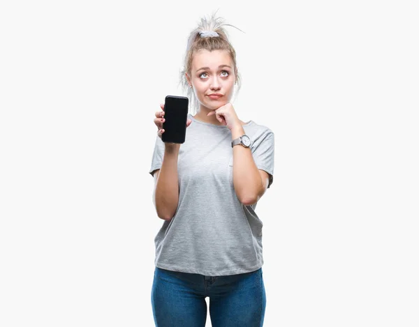 Молодая Блондинка Показывает Экран Смартфона Изолированном Фоне Серьезное Лицо Думая — стоковое фото