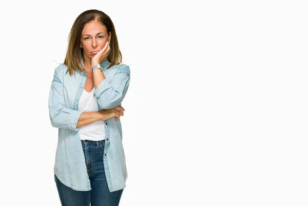 Erwachsene Frau Mittleren Alters Trägt Lässiges Jeanshemd Über Isoliertem Hintergrund — Stockfoto