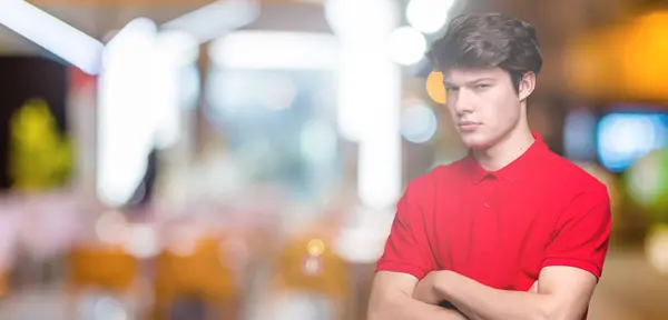 Giovane Bell Uomo Che Indossa Shirt Rossa Sfondo Isolato Scettico — Foto Stock