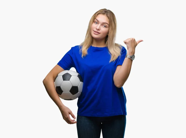 Jonge Kaukasische Vrouw Houdt Van Voetbal Geïsoleerde Achtergrond Aan Wijzen — Stockfoto
