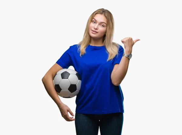 Joven Mujer Caucásica Sosteniendo Pelota Fútbol Sobre Fondo Aislado Señalando — Foto de Stock