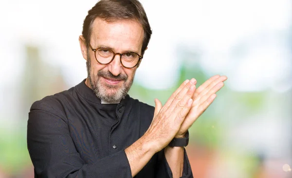 Medelålders Präst Man Klädd Katolska Robe Klappa Och Applåderar Lyckliga — Stockfoto